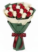 Букет Микс из красных и белых роз в Оржицы