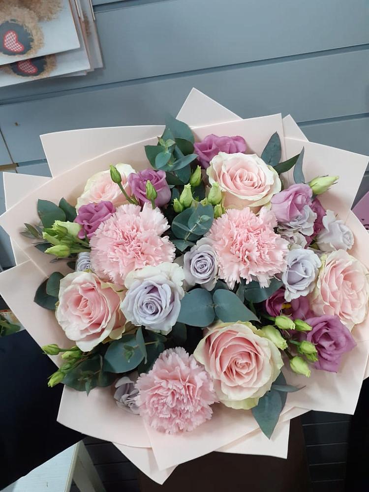 Букет цветов из: Розы, Гвоздики и Лизиантусы в Оржицы